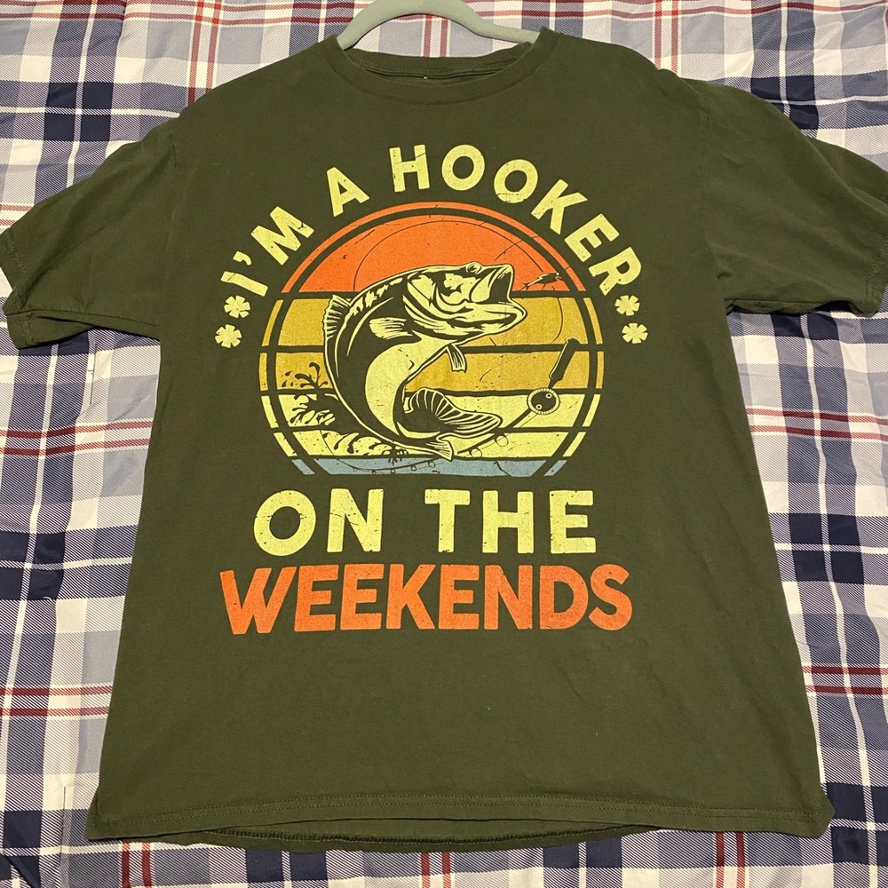 Hooker on the weekends men’s large fishing tshirt